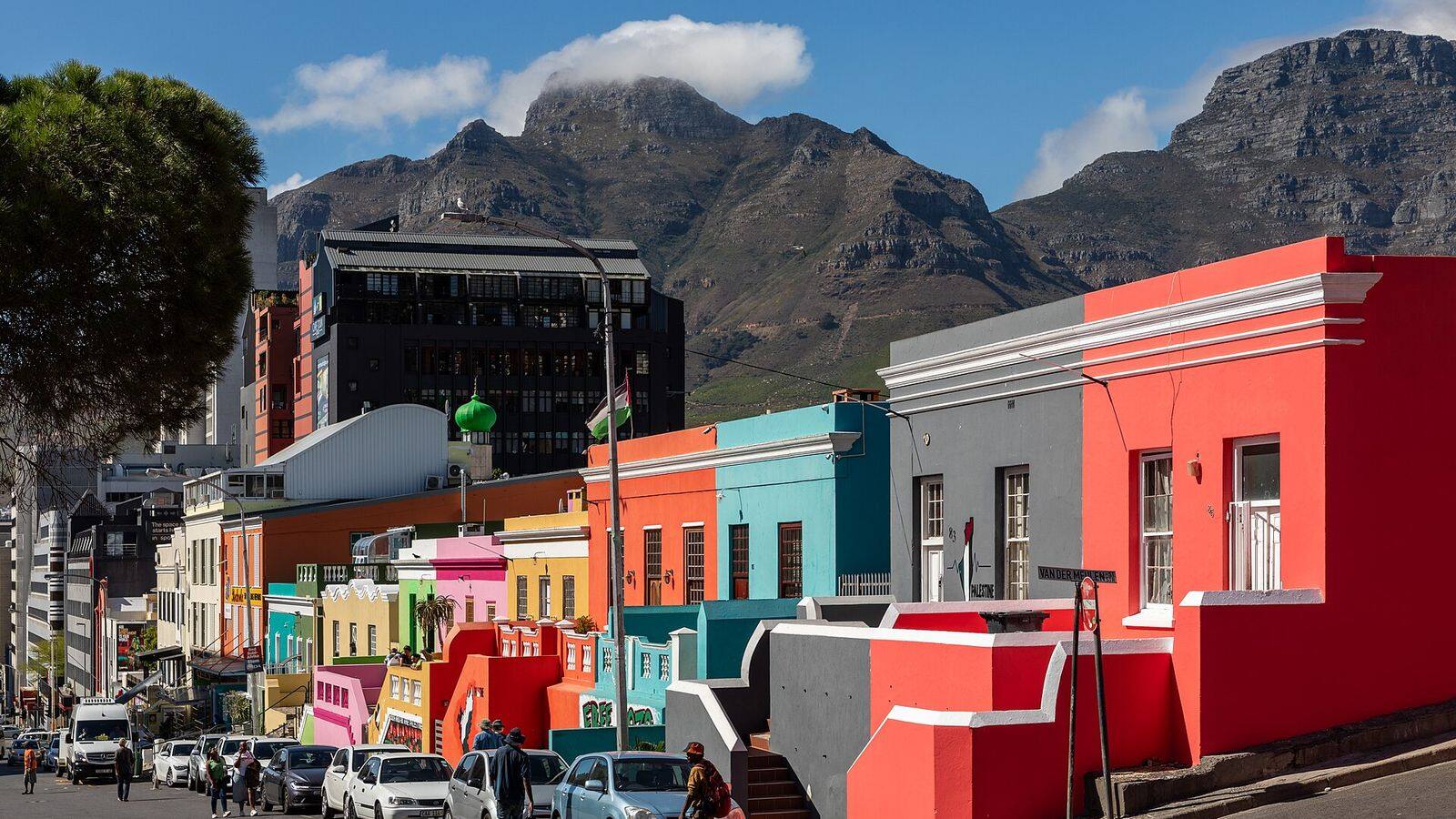 Kleurrijke huizen in een straat in de Bo-Kaap in Kaapstad