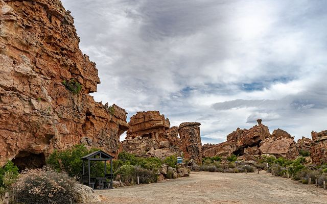 De natuurlijke rotsboog Wolfberg Arch in de Cederberg met rode zandsteen