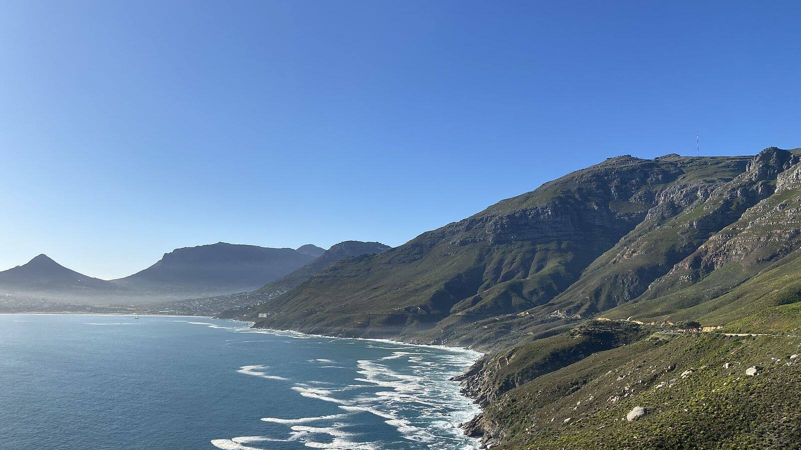 Uitzicht vanaf Chapman's Peak Drive over de baai van Hout Bay en de Sentinel