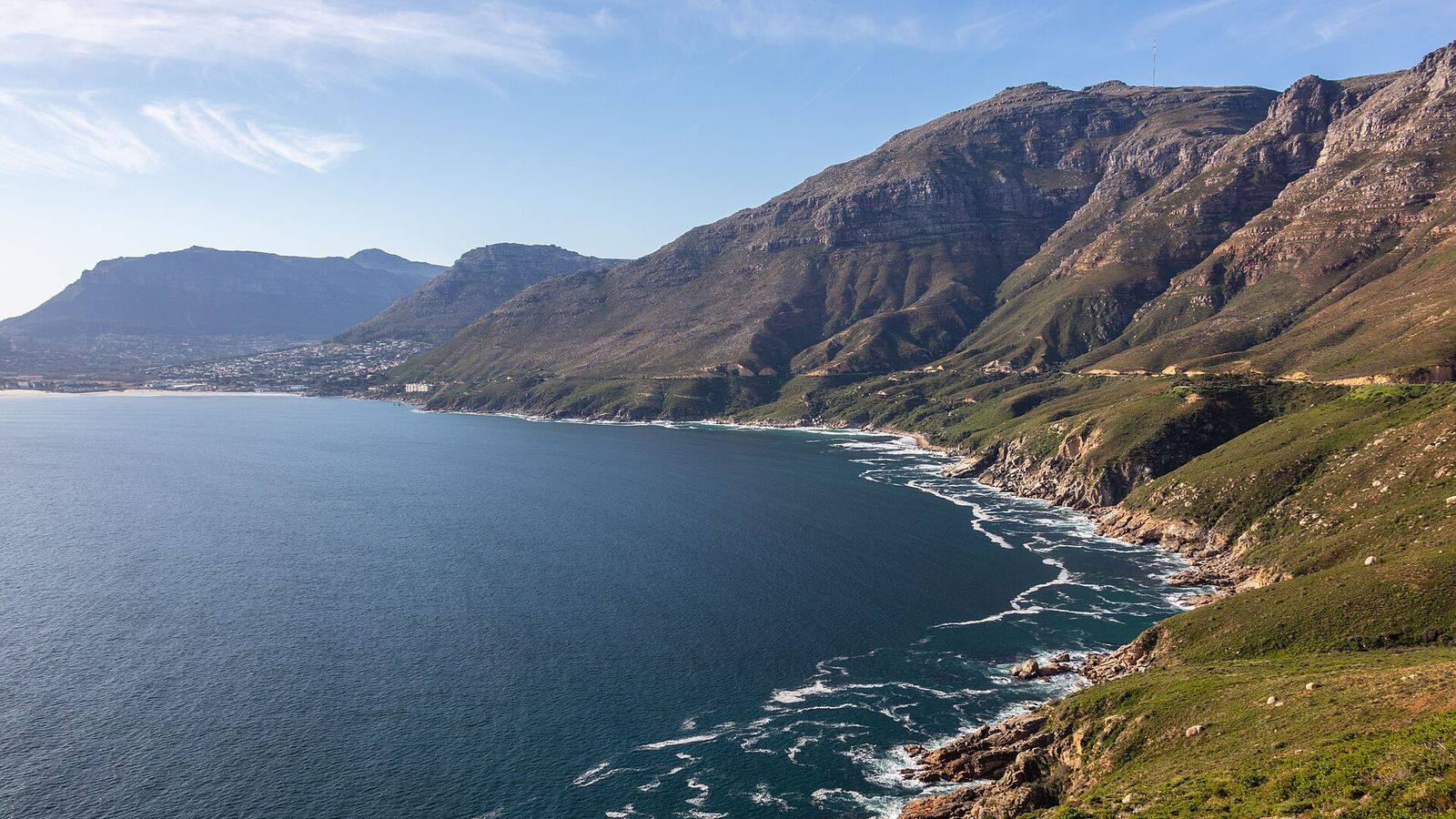 De kronkelende kustweg van Chapman's Peak Drive langs steile kliffen boven de oceaan