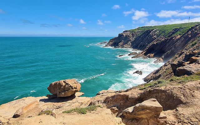 De vuurtoren van Cape Point op de kliffen boven de oceaan