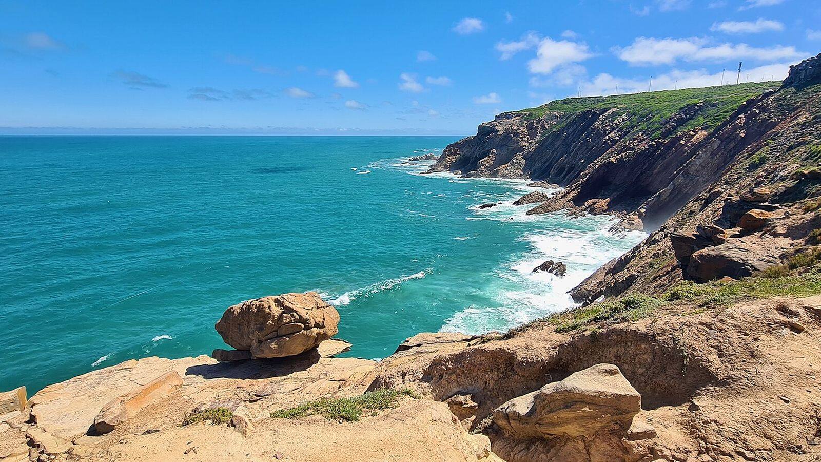 De vuurtoren van Cape Point op de kliffen boven de oceaan
