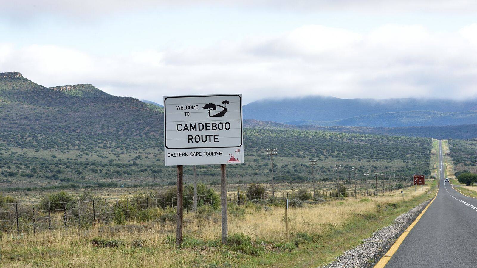 Lege weg door het droge, uitgestrekte landschap van de Karoo