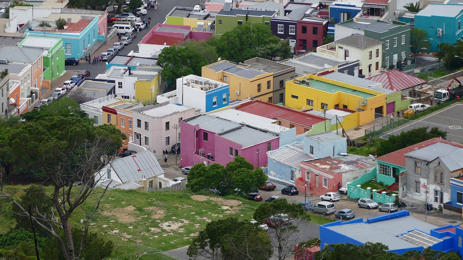 Het getijdenbad van St James met gekleurde badhokjes aan False Bay