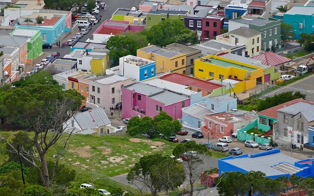 De kleurrijke huizen van de Bo-Kaap in Kaapstad met de Tafelberg op de achtergrond