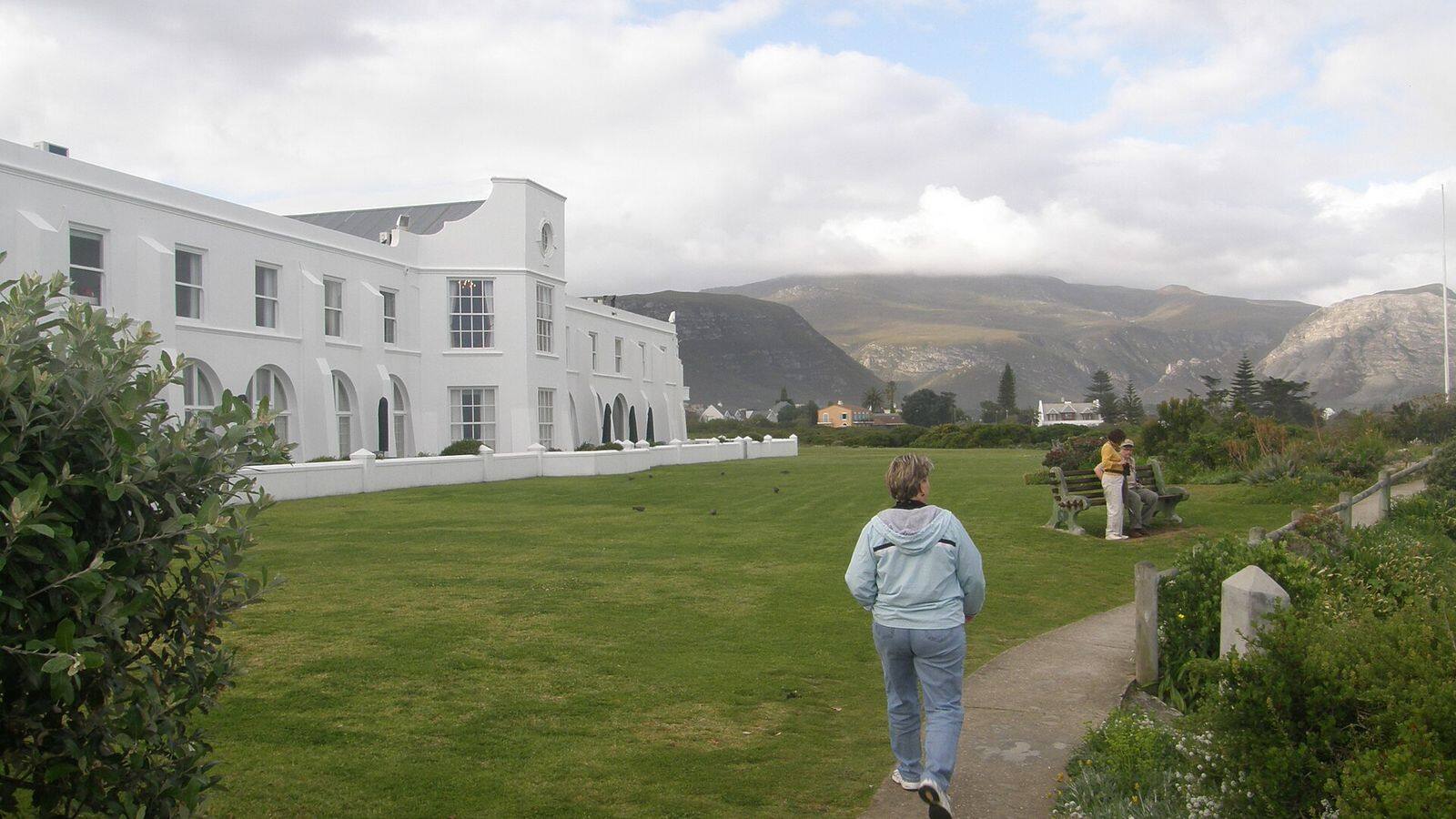 Het kustpad van Hermanus langs de rotsen met uitzicht over Walker Bay