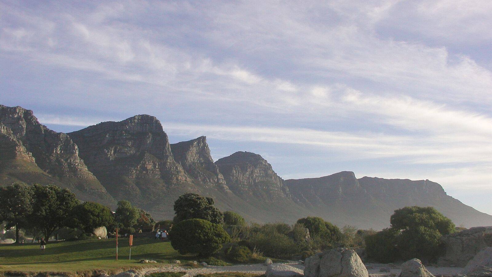 Het strand van Camps Bay met de Twaalf Apostelen
