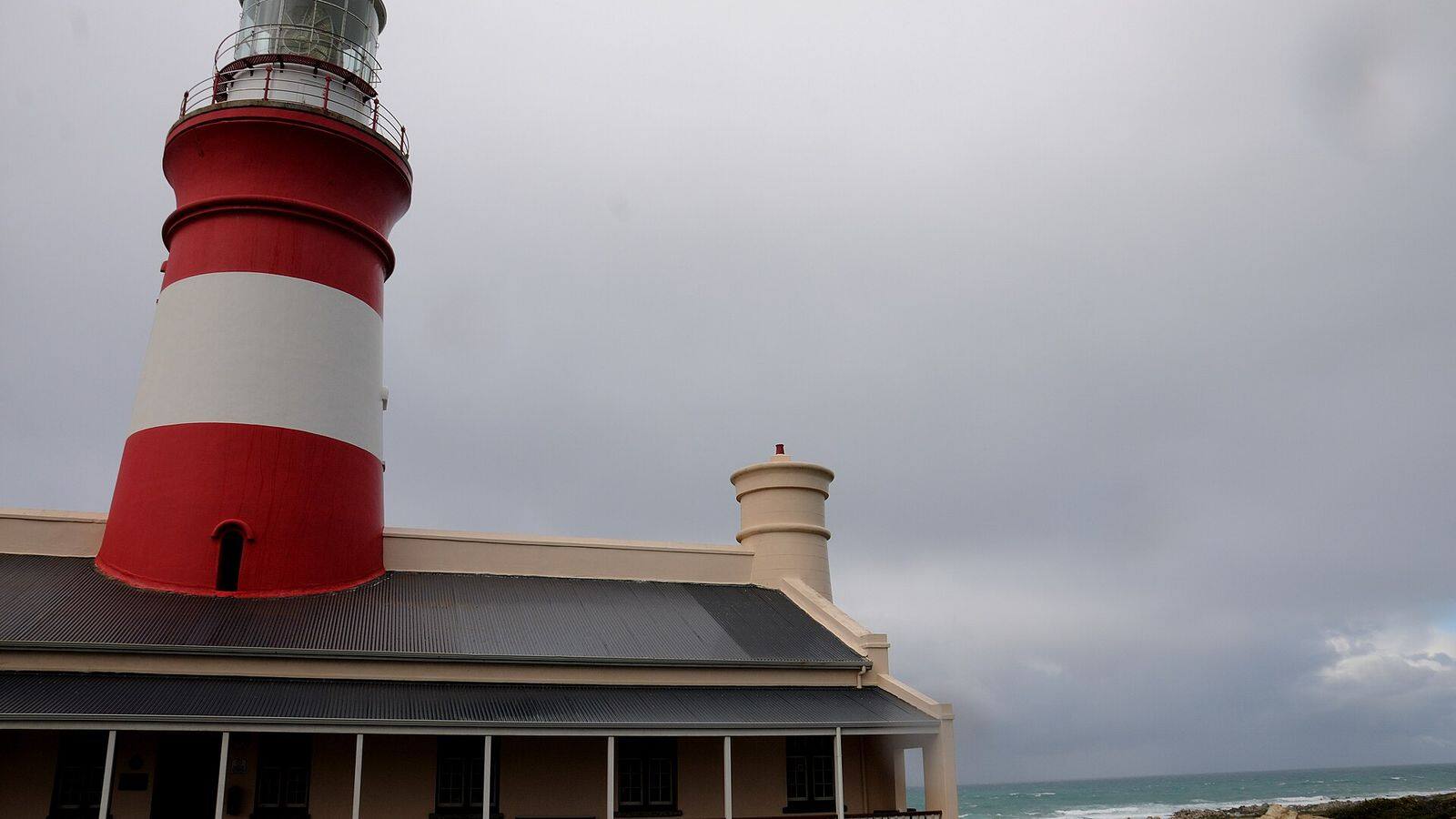 Het monument op het zuidelijkste punt van Afrika bij Kaap Agulhas aan een rotsachtige kust