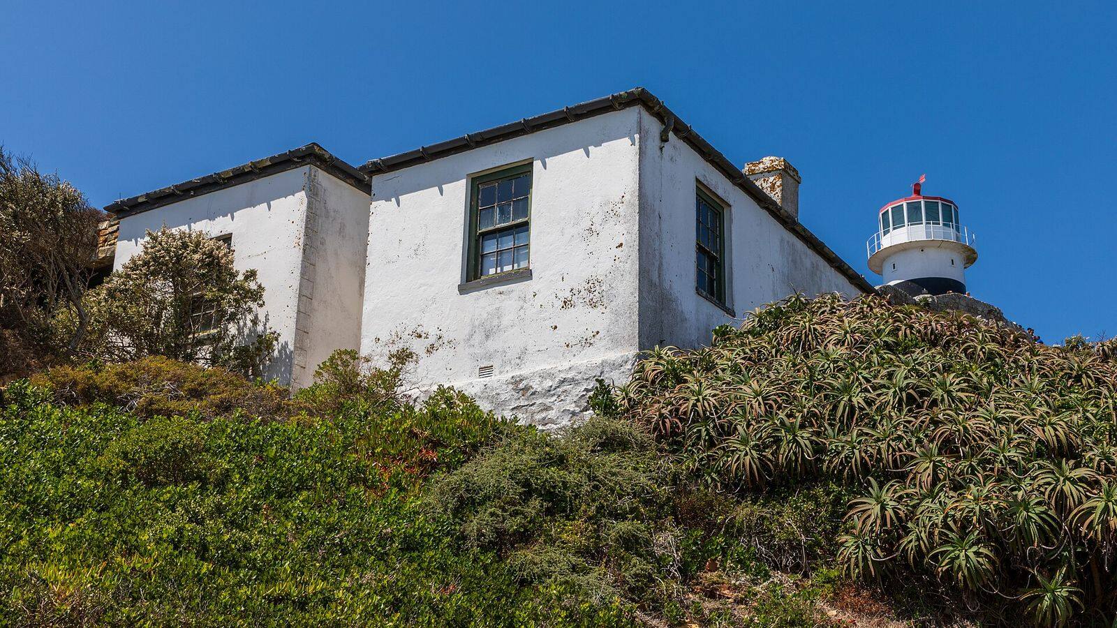 De oude vuurtoren van Cape Point op de top van de klif boven de oceaan