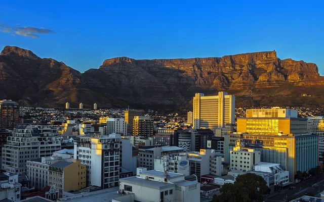 Wolken die als een tafelkleed over de Tafelberg hangen op een winterdag in Kaapstad