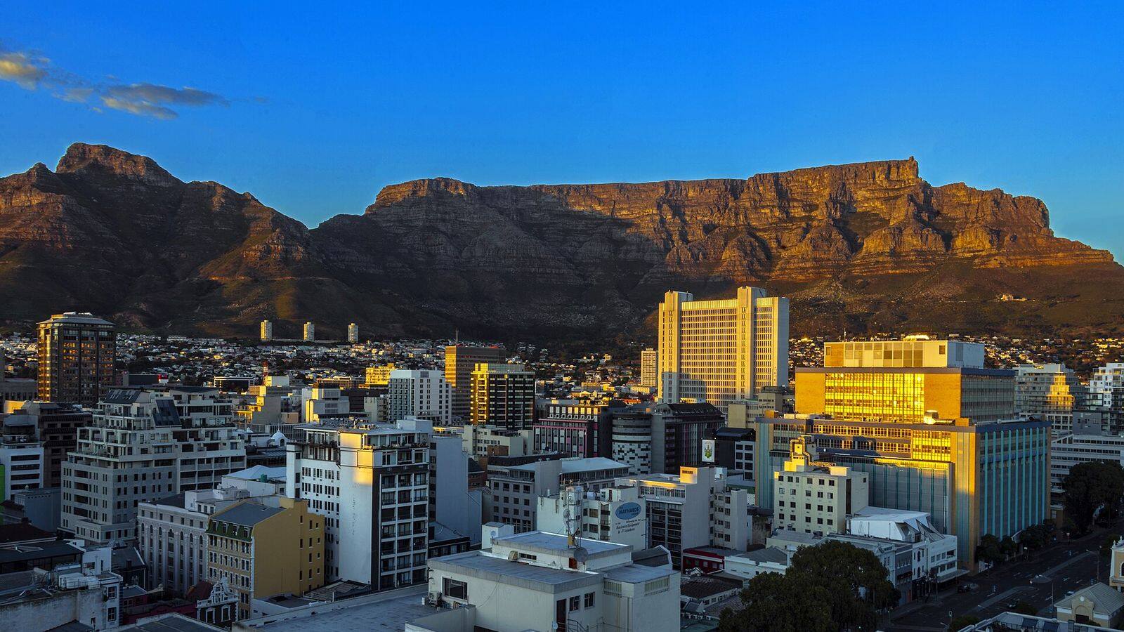 Wolken die als een tafelkleed over de Tafelberg hangen op een winterdag in Kaapstad