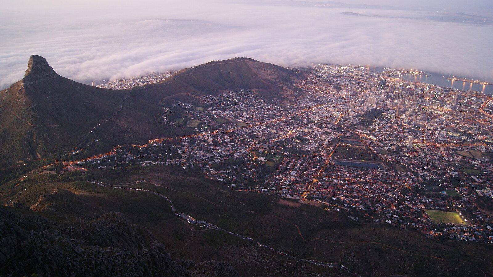 Lion's Head met daarachter de Atlantische kust en de wijk Camps Bay