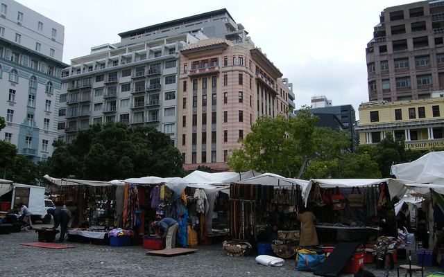 Drukte tussen de eetkramen van de Neighbourgoods Market in de Old Biscuit Mill in Woodstock