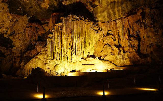 Druipsteenformaties in een grote zaal van de Cango Caves bij Oudtshoorn
