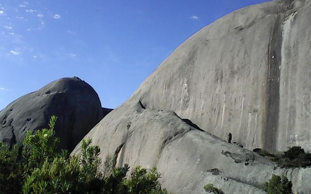 De grote granieten koepels van Paarl Rock boven de stad Paarl