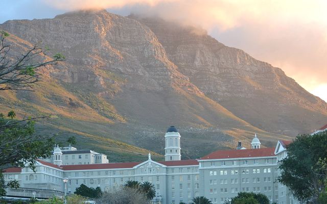 Gebouw van een ziekenhuis in Kaapstad met de Tafelberg op de achtergrond