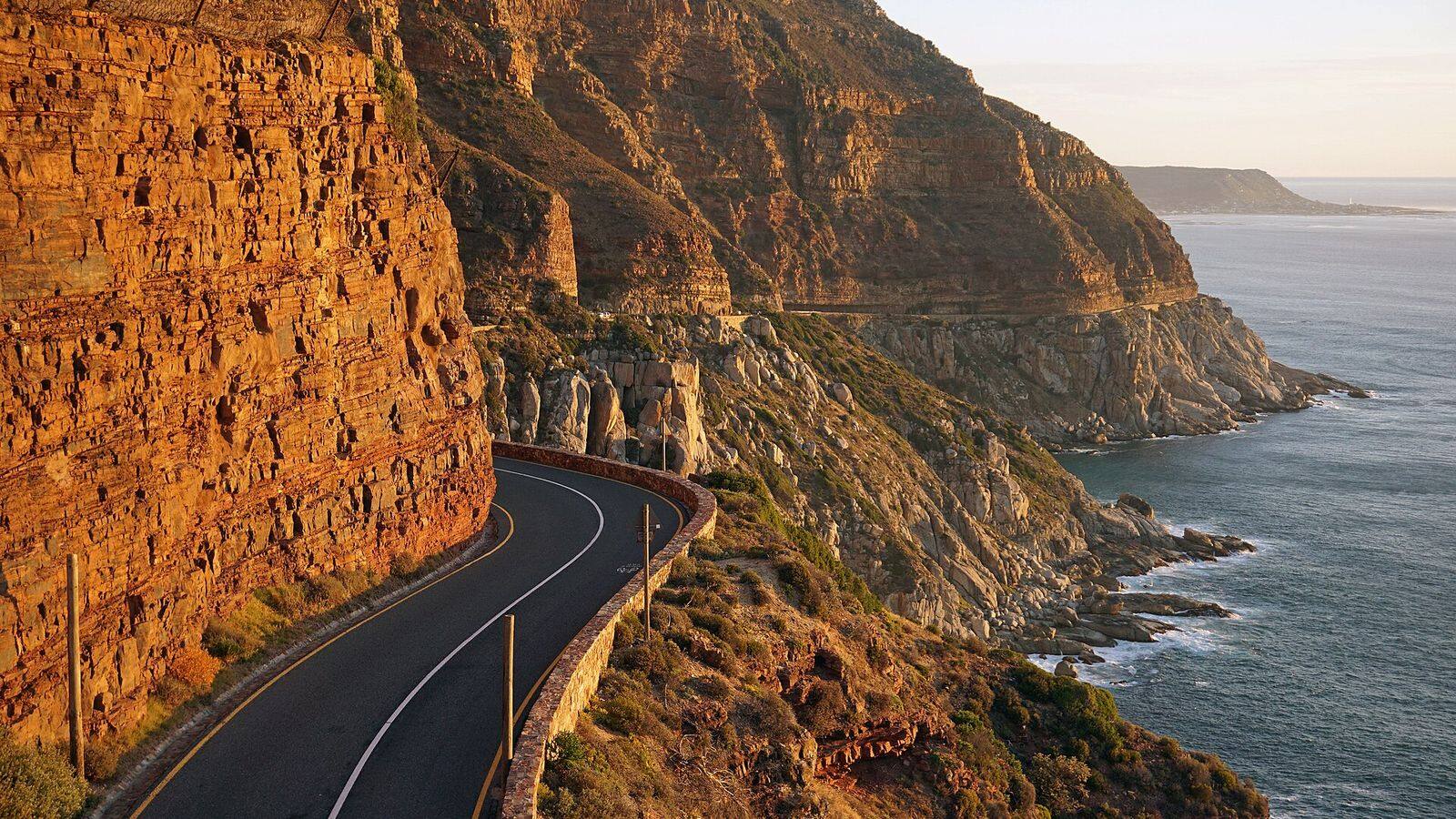 De kronkelende kustweg Chapman's Peak Drive boven de Atlantische Oceaan