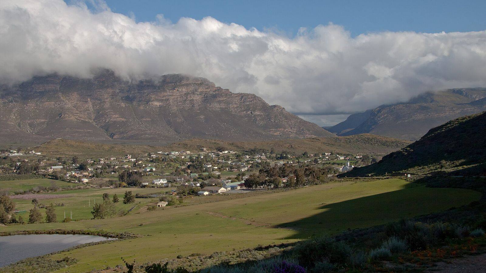 Het dorp Barrydale aan Route 62 met de bergen van de Langeberg erachter