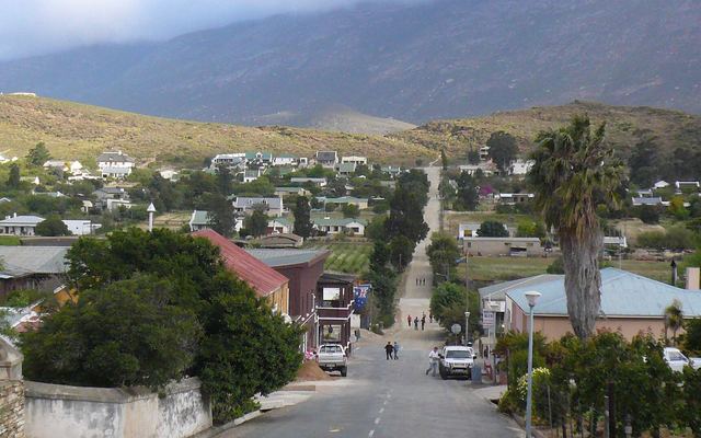 Een lege weg door het droge berglandschap van de Klein Karoo langs Route 62