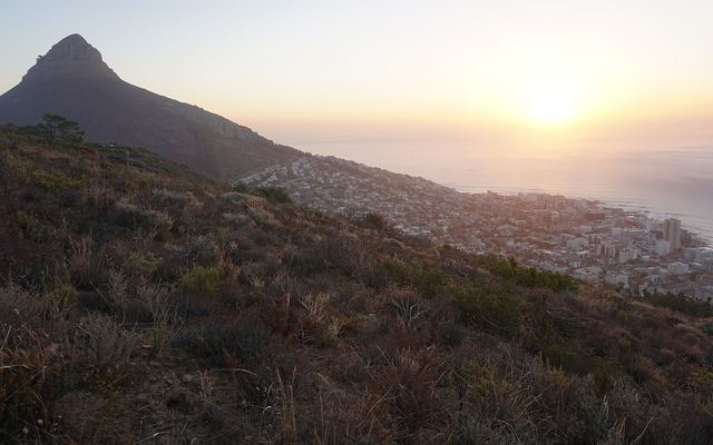 Zonsondergang boven de Atlantische Oceaan gezien vanaf Signal Hill in Kaapstad