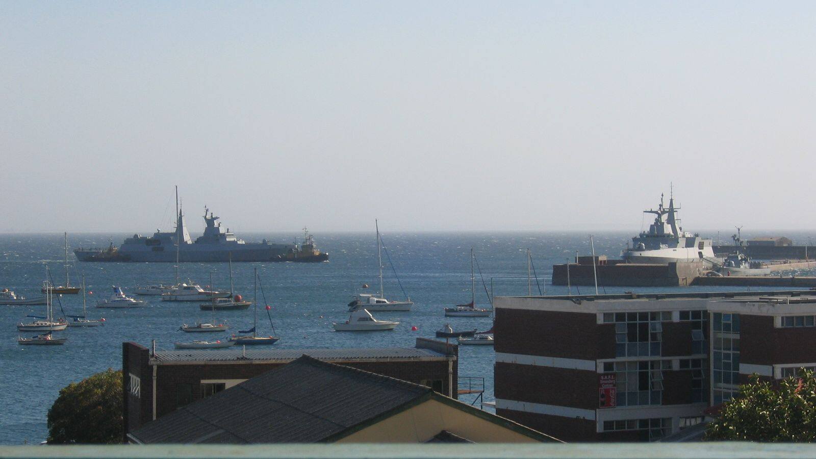 De jachthaven van Simon's Town met marineschepen en de bergen op de achtergrond