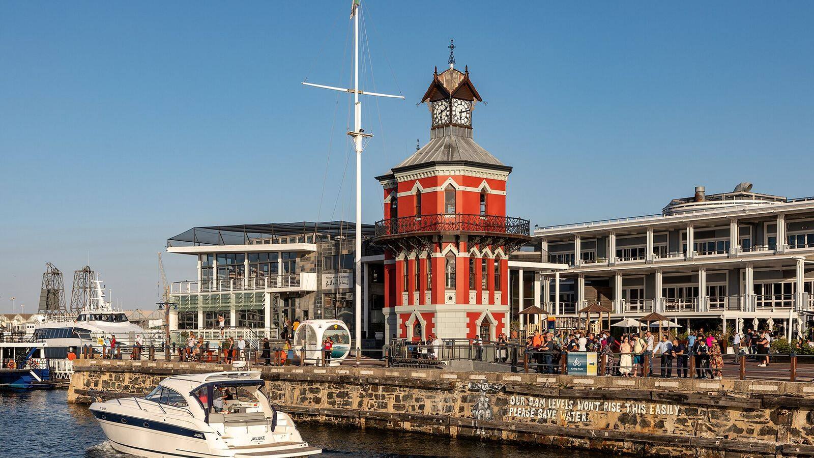 De rode Clock Tower bij de draaibrug in de V&A Waterfront