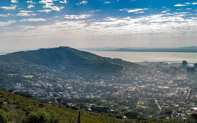 Uitzicht vanaf Signal Hill over het centrum van Kaapstad met de Tafelberg