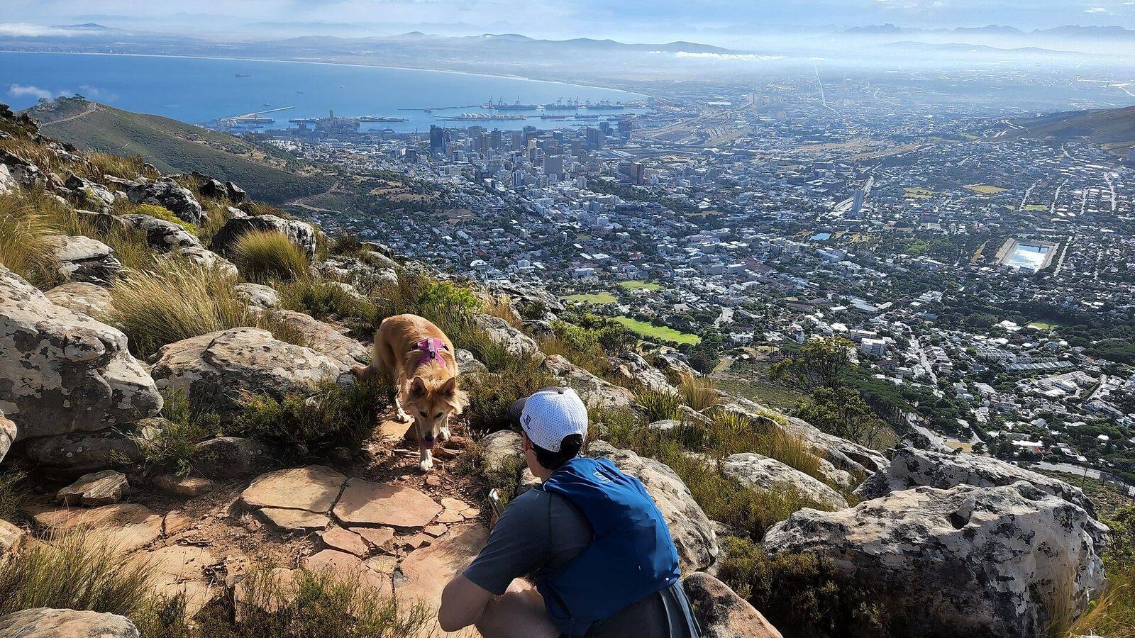 Groep wandelaars op het pad naar de top van Lion's Head met uitzicht over Kaapstad