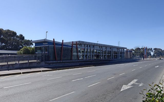 Blauwe MyCiTi-bus bij een halte in Kaapstad met de Tafelberg op de achtergrond