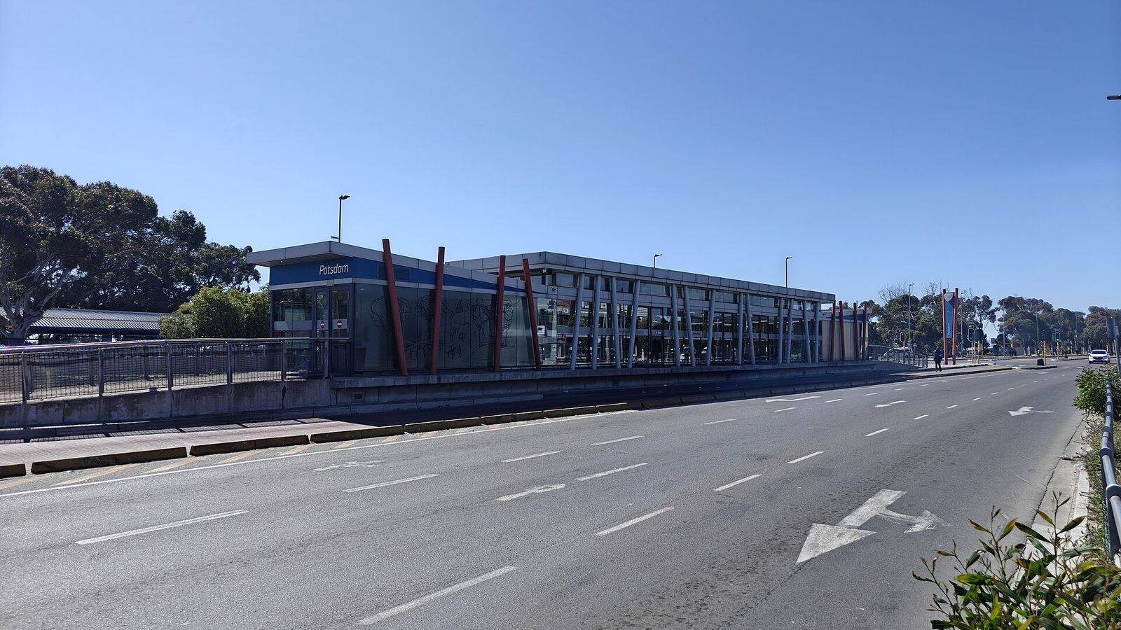 Blauwe MyCiTi-bus bij een halte in Kaapstad met de Tafelberg op de achtergrond