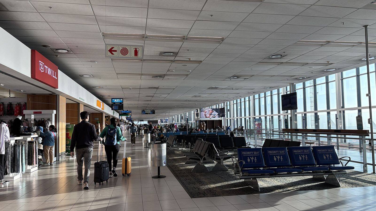 Uitzicht vanuit het vliegtuig op de Tafelberg en Kaapstad bij het naderen van de luchthaven