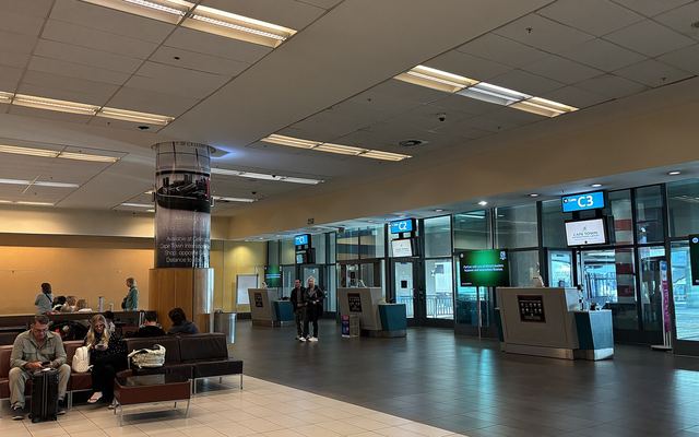 Vertrekhal van Cape Town International Airport met reizigers en incheckbalies