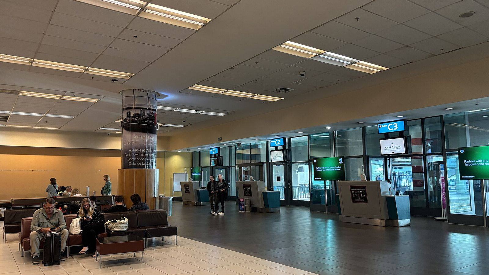 Vertrekhal van Cape Town International Airport met reizigers en incheckbalies