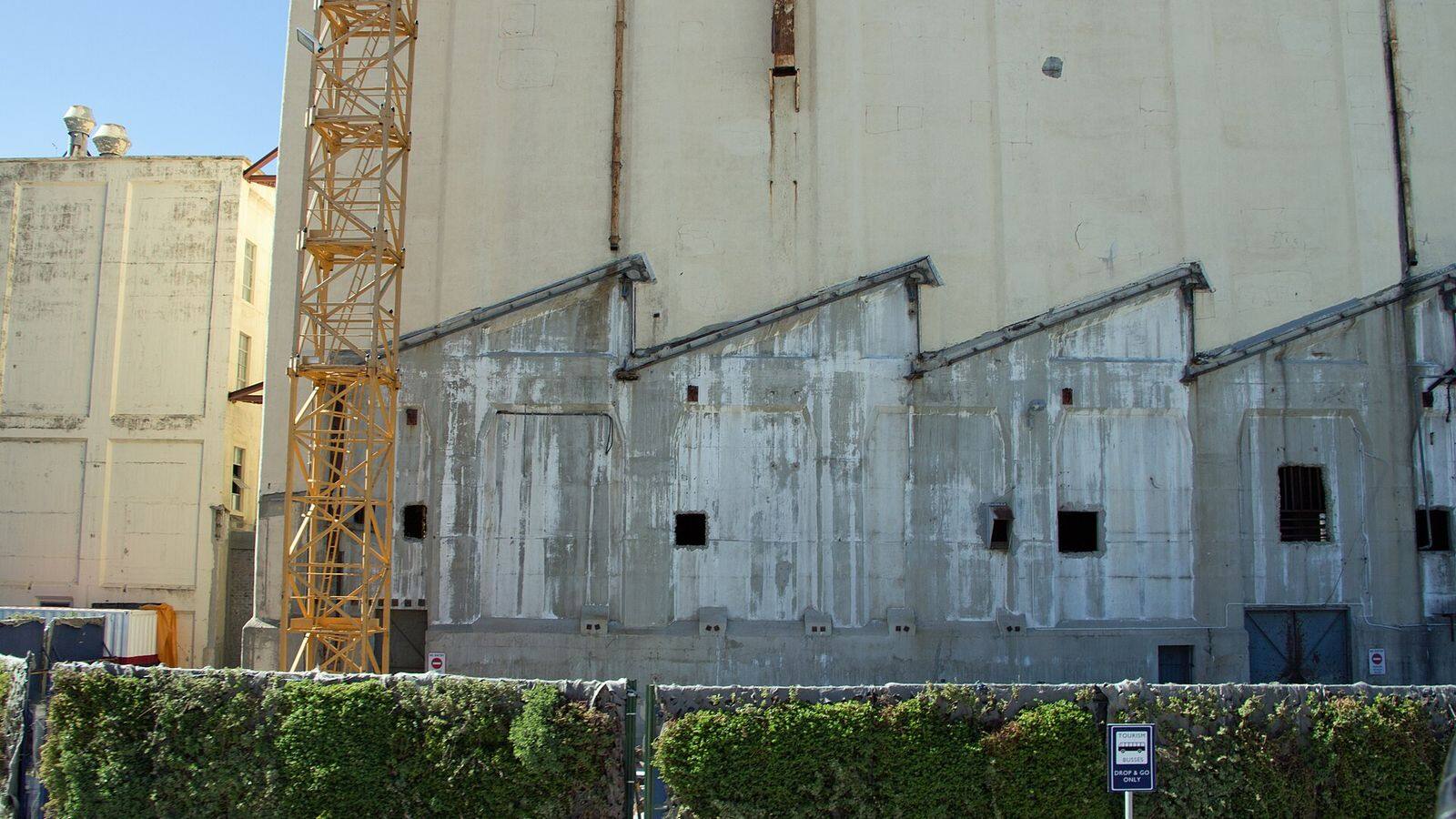 De gevel van de oude graansilo met de bolvormige ramen in het Silo District