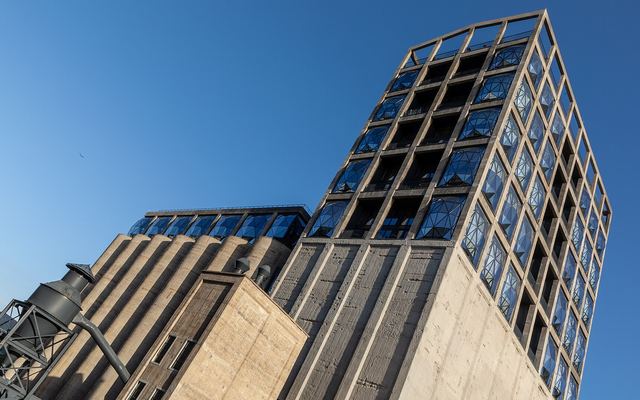 Het uitgehouwen atrium van Zeitz MOCAA met de ronde betonnen silobuizen