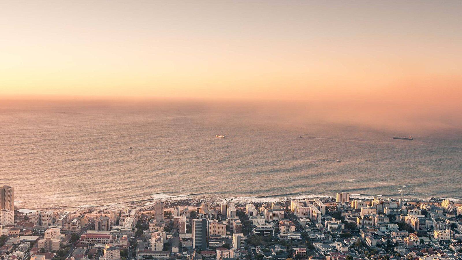 Zonsondergang boven de Atlantische Oceaan gezien vanaf Lion's Head in Kaapstad