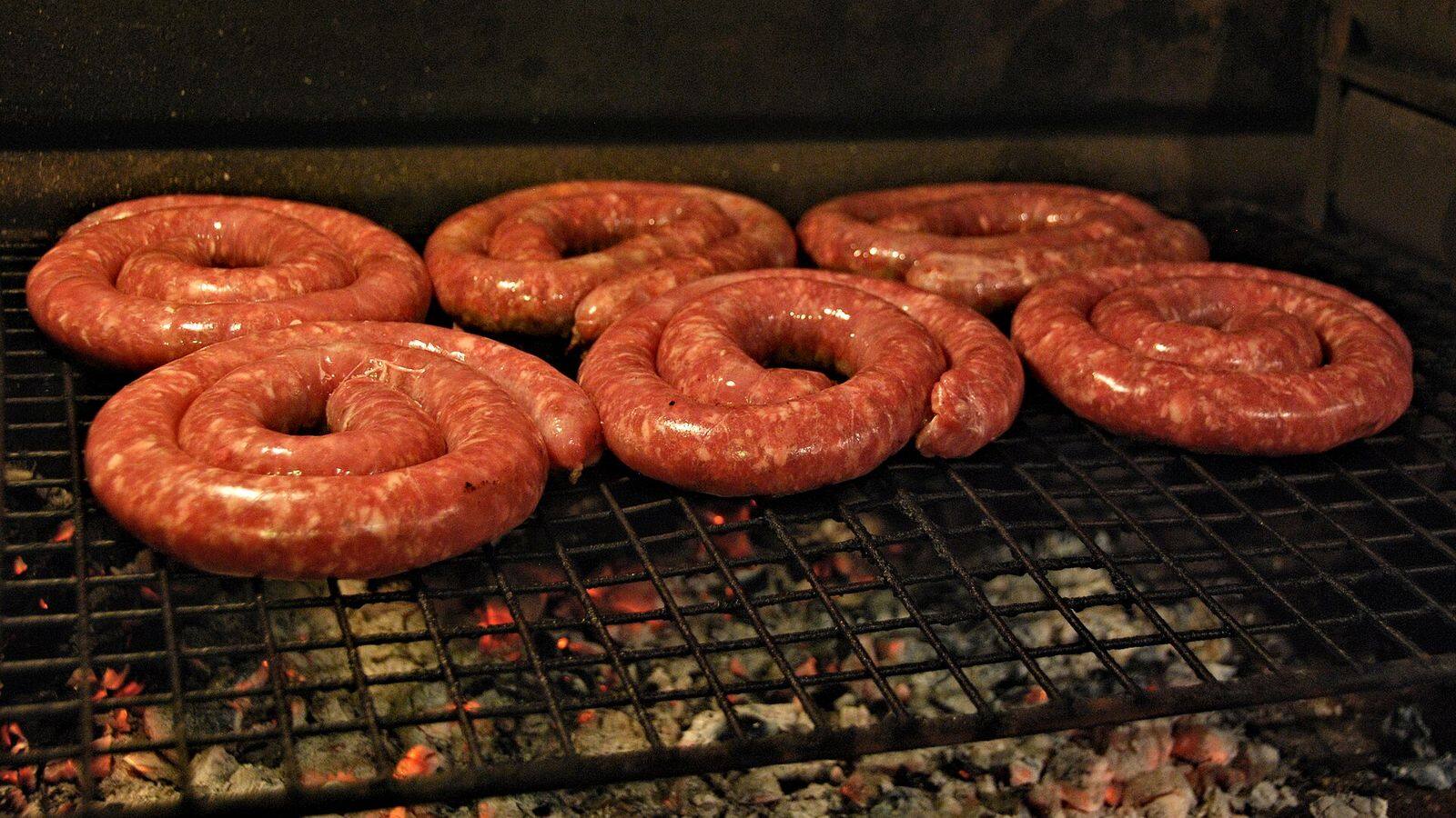 Boerewors en vlees op een houtskoolbraai in Zuid-Afrika